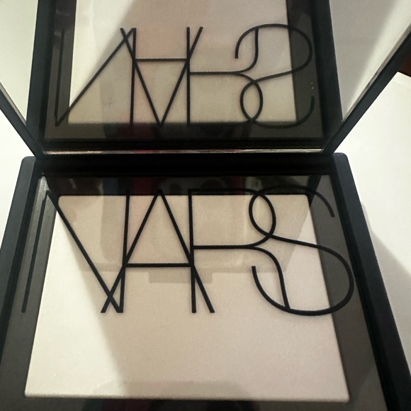 NARS Translucent Setting Powder - Light Reflecting - Picture 6 of 8
